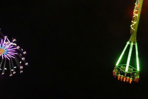 Leuchtende Fahrgeschäfte auf der Wiesn, © Leuchtende Fahrgeschäfte auf der Wiesn