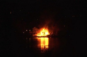 Das Bootshaus am Starnberger See brennt
