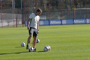 Co-Trainer Thomas Schneider mit Ball