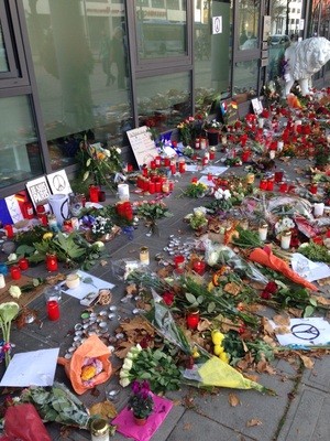Anteilnahme vor dem französischen Konsulat nach den Anschlägen in Paris, © Briefe, Kerzen und Beileidsbekundungen für dem französischen Konsulat