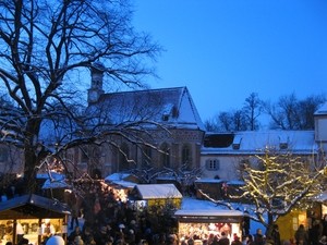 Hof mit beleuchteten Buden im Schloss Blutenburg, © Foto Weihnachtsmarkt Schloss Blutenburg