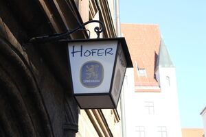 Stadtwirt hofer  Logo auf alter Laterne in der Burgstraße, © Stadtwirt Hofer