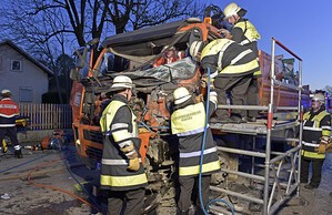 LKW und Bus Unfall, © to der Berufsfeuerwehr München
