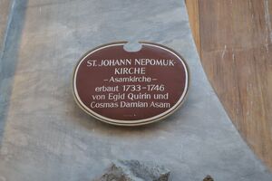 Schild mit Daten über die Bauherren Asambrüder und den Bau der Asam oder st Johann Nepomuk Kirche