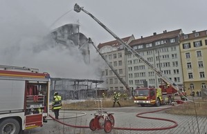 Orleansstrasse feuer Ostbahnhof IHK - Drehleiter Löscharbeiten, © Foto der Berufsfeuerwehr München