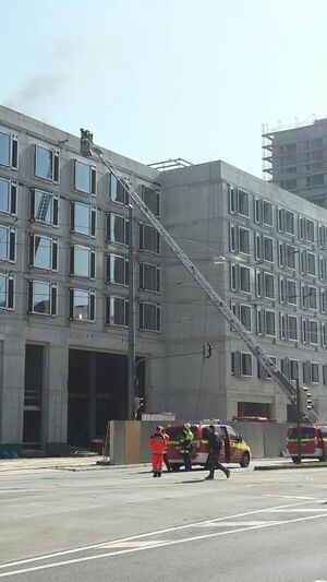 Brand auf Baustelle in der Leopoldstraße - Feuerwehr im Einsatz