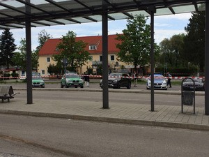 Fahrzeuge der Bundes- und Landespolizei hinter einem Absperrband am Parkplatz des Grafinger Bahnhofs 