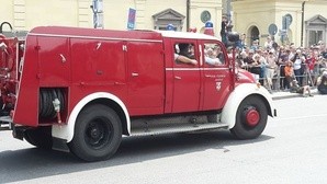 Altes Feuerwehrauto in Parade der Firetage