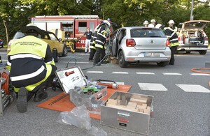 Die Feuerwehr musste einen Mann aus seinem Wagen schneiden, © Glück im Unglück, denn die Feuerwehr war sofort zur Stelle. Foto: Branddirektion München