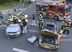 Die Feuerwehr musste einen Mann aus seinem Wagen schneiden, © Glück im Unglück, denn die Feuerwehr war sofort zur Stelle. Foto: Branddirektion München
