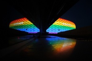 Zum CSD leuchtete die Münchner Allianz Arena in Regenbogenfarben - Foto von Brücke, © Foto: Allianz Arena/B. Ducke