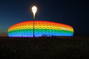Zum CSD leuchtete die Münchner Allianz Arena in Regenbogenfarben - Aufnahme im Dunkeln, © Allianz Arena/B. Ducke