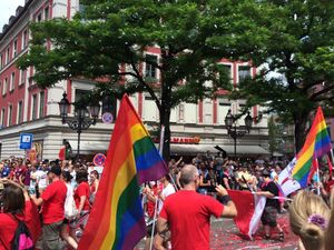 Politparade Christopher Street DAY (CSD) München 2016 - Teilnehmer mit Regenbogenfahnen