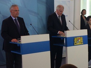 © Horst Seehofer (rechts) und Joachim Herrmann bei der Pressekonferenz zu der Gewalttat in München