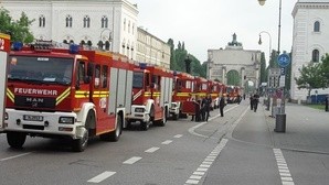 Feuerwehrfahrzeuge in einer Reihe hintereinander vor dem Siegestor in München , © Feuerwehr bedankt sich bei Münchner Bevölkerung
