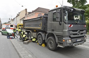 Einsatzkräfte der Feuerwehr, retten Frau unter Laster, © Feuerwehr München