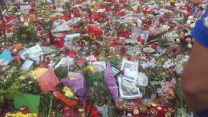 Trauer nach Amoklauf: Blumen- und Kerzenmeer vor dem OEZ