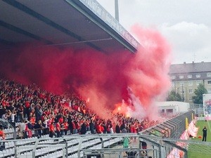 Anhänger des FC Bayern zünden Pyrotechnik im Grünwalder Stadion