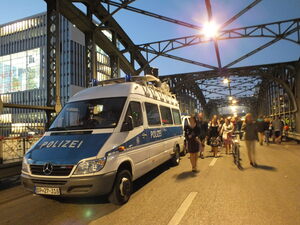 Ein Bundespolizeiauto an der Hackerbrücke zur Wiesnzeit, © Foto: Bundespolizei München