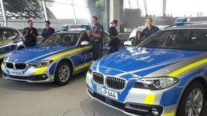 Polizeiwagen, Polizeiauto, blau, Bayern, © Die Wagen sind blau-silbern mit neongelben Streifen.