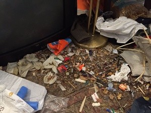 Müll liegt auf dem Boden , © so könnte es in eine Messiewohnung aussehen
