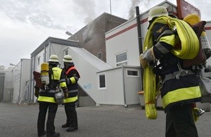 Feuerwehr analysiert Brand, © Foto der Berufsfeuerwehr München