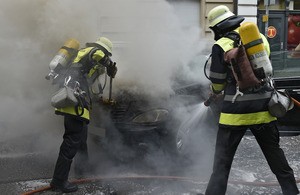 Die Feuerwehr löscht das brennende Fahrzeug., © Foto: Berufsfeuerwehr München