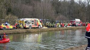 Retter vor Ort nach Zugunglück Bad Aibling, © Hunderte Rettungskräfte versuchten zur Unfallstelle vorzudringen.