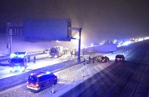 © Die Rettungskräfte bei der Bergung des LKW - Foto: Berufsfeuerwehr München