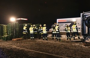 © Die Rettungskräfte bei der Bergung des LKW - Foto: Berufsfeuerwehr München