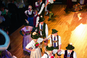 Tanzende Leute am Oide Wiesn Bürgerball im Deutschen theater, © Münchner Festring
