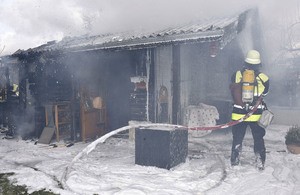 Ein Feuerwehrmann löscht das Gartenhaus im Olympiapark, © Rechte: Kreisverwaltungsreferat Branddirektionsstelle