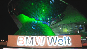 BMW Welt am St. Patrick's Day in Grün