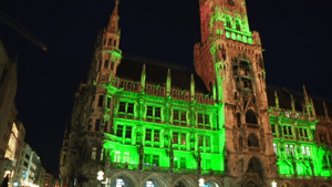 Das Münchner Rathaus erstrahlt beim Greening am St. Patrick's Day in Grün