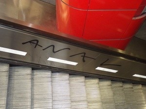 Graffiti an einer Rolltreppe, © Foto: Bundespolizei