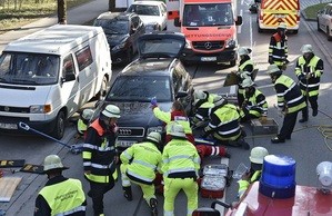 Unfall an der Schäftlarnstraße - Motorradfahrer unter Auto eingeklämmt, © Foto: Berufsfeuerwehr München