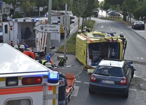 Unfall mit umgekipptem Rettungswagen, © Foto der Berufsfeuerwehr München