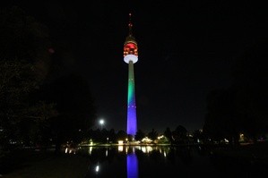 Der Olympiaturm München in Regenbogen-Farben, © Foto: Olympiapark München
