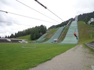 © Flying Fox an der Olympia-Skisprungschanze