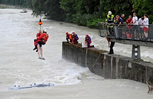 Die Schlauchboot-Fahrer mussten aus der Isar gerettet werden, © Symbolfoto