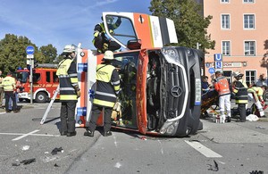 Die Unfallstelle am Karl Preis Platz mit Krankenwagen, © Foto: Berufsfeuerwehr München