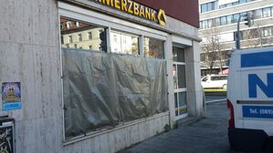 Spuren der Verwüstung: So sieht die Bank nach der Sprengung des Geldautomaten aus