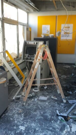 Spuren der Verwüstung: So sieht die Bank nach der Sprengung des Geldautomaten aus