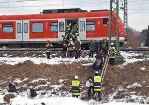 Evakuierung einer S-Bahn im Winter, © Foto: Berufsfeuerwehr München