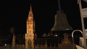 Die Glocke des Alten Peters in München bei ihrem Abtransport