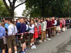 wartende Gäste vor der Theresienwiese - Oktoberfest 2018