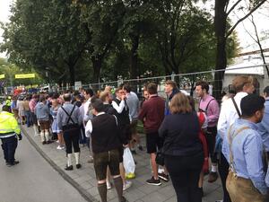 wartende Menschenmenge vor der Theresienwise in München