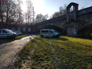Das Münchner Sozialreferat räumt ein Obdachlosenlager unter einer Münchner Brücke