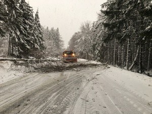 gesperrte Strassen und umgeknickte Bäume wegen starken Schneefällen, © Foto: Straßenbauamt Weilheim