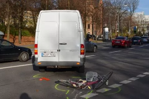 Fahrer eines Kleintransporters übersieht beim Abbiegen Radfahrerin und verletzt sie schwer — © Fahrer eines Kleintransporters übersieht beim Abbiegen Radfahrerin und verletzt sie schwer